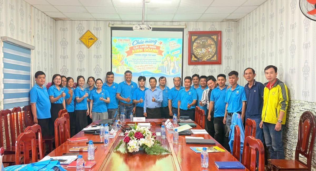 Đội ngũ kinh doanh TÍN PHÁT Group trong hoạt động họp định kỳ